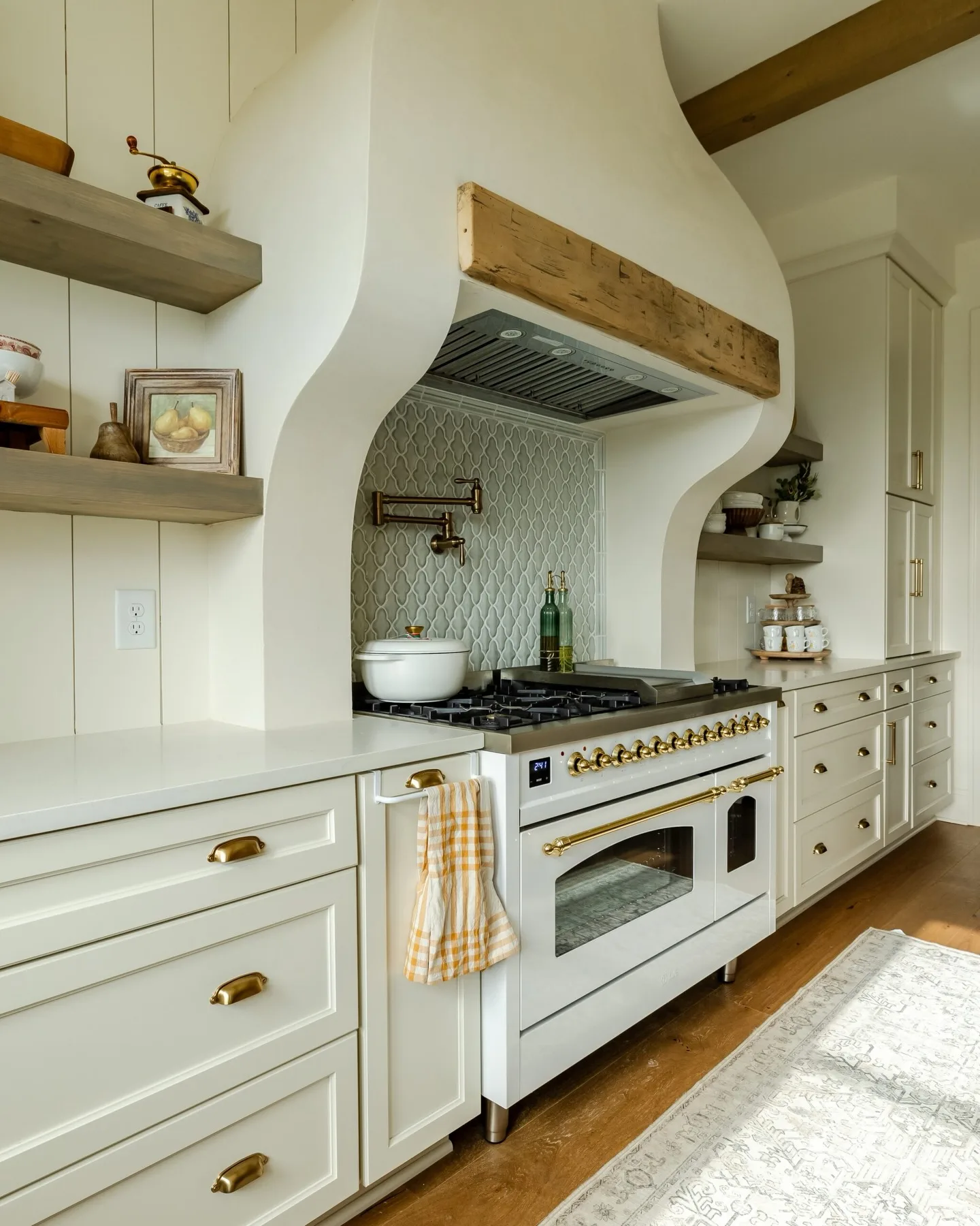 Every custom home starts with a vision — and comes to life through the details.

From tailored layouts to elevated finishes, this kitchen reflects what luxury custom building is all about.

✨ Ready to build something truly custom?
👉 Visit our link in bio to begin. 

#southernwoodhomes #NorthGeorgiaHomes #customhomes #hallcountyga #gainesvillega 

Interior Designer: @hawkinsandgraydesign 
Tile and Flooring: @hillmanflooring 
Photographer: @lyndseymariephotography