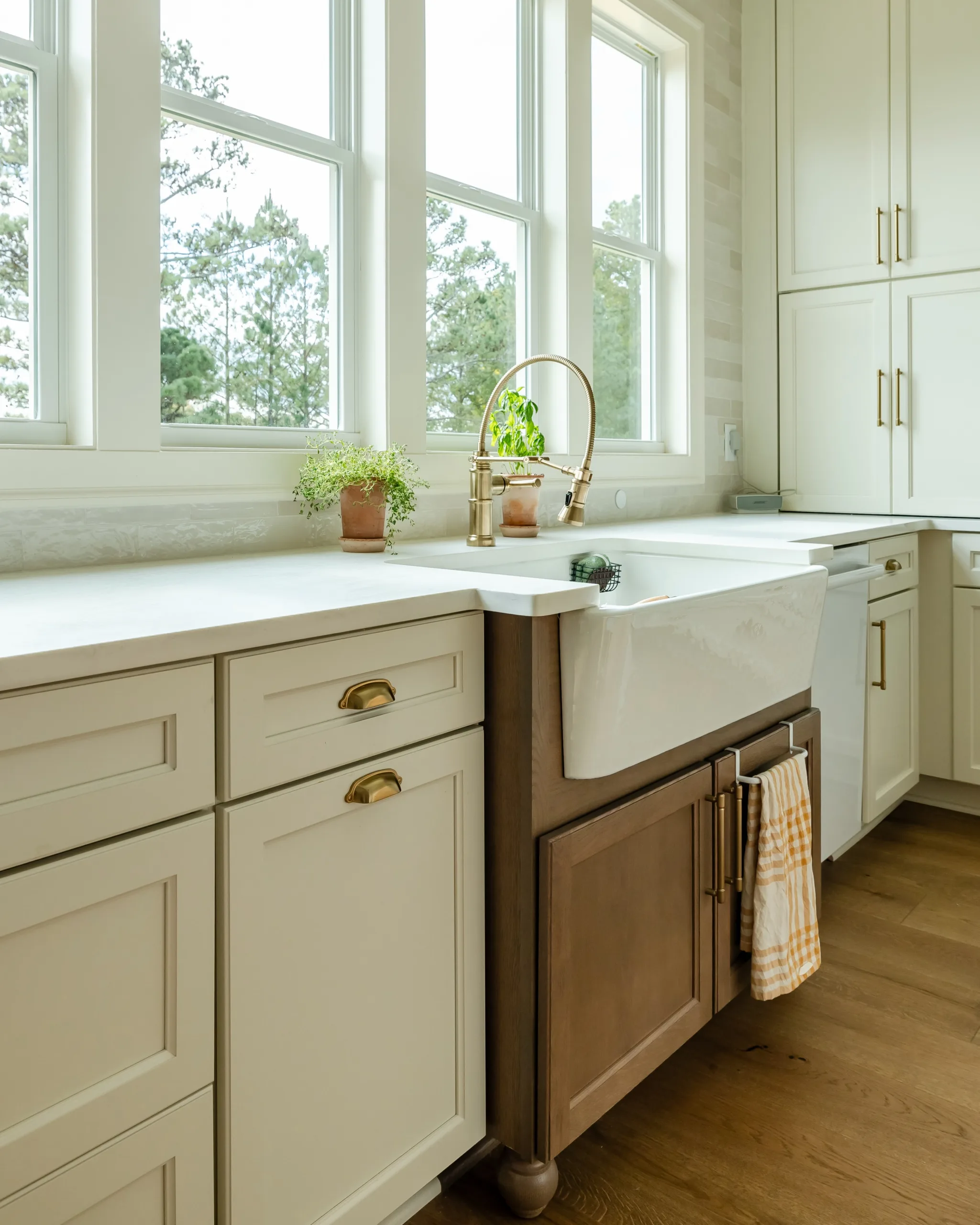 A perfect blend of warmth, elegance, and functionality. ✨ 

This custom kitchen was thoughtfully designed to feel refined yet welcoming, with every detail curated for luxury living.

Thinking about building in North Georgia? Visit our link in bio and discover the Southernwood Homes difference.

#NorthGeorgiaRealEstate #CustomBuiltLuxury #KitchenDesignGoals #GeorgiaCustomBuilder #LuxuryHomeInspiration

Interior Design: @hawkinsandgraydesign 
Flooring and Tile: @hillmanflooring 
Photography: @lyndseymariephotography